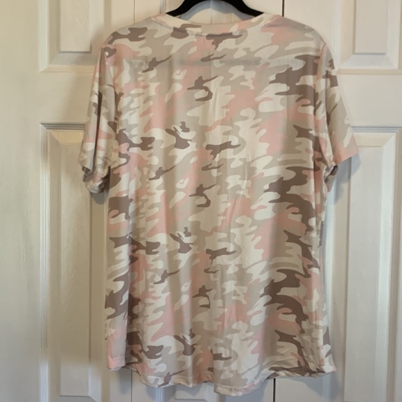 Super Soft Pink and Brown Camo V-Neck Tee Shirt Size 2X - Picture 3 of 4